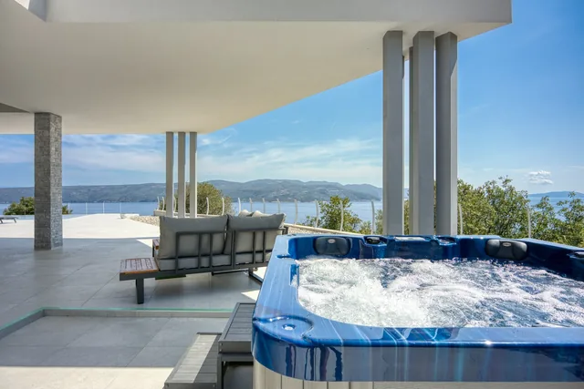 Jacuzzi na natkrivenoj terasi s pogledom na more