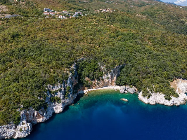 Stjenovita uvala u okolici Brestove snimljena iz zraka