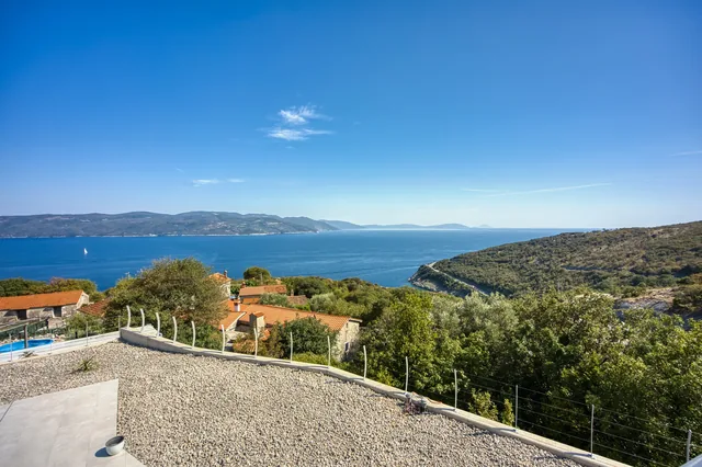 Pogled prema moru i brežuljcima iz okolice vile