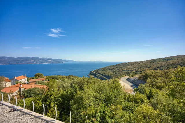 Pogled na more, zelenilo i cestu u Brestovi