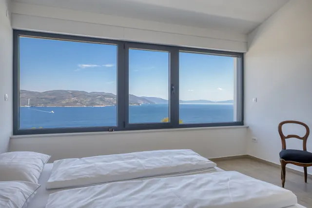 Spavaća soba s panoramskim pogledom na more i otok Cres